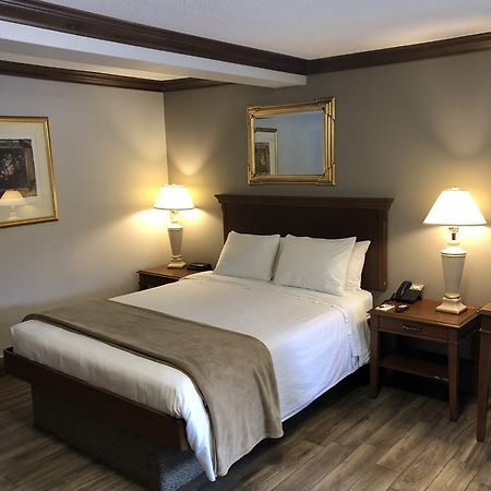 Talbot Trail Inn & Suites Лимингтон Экстерьер фото