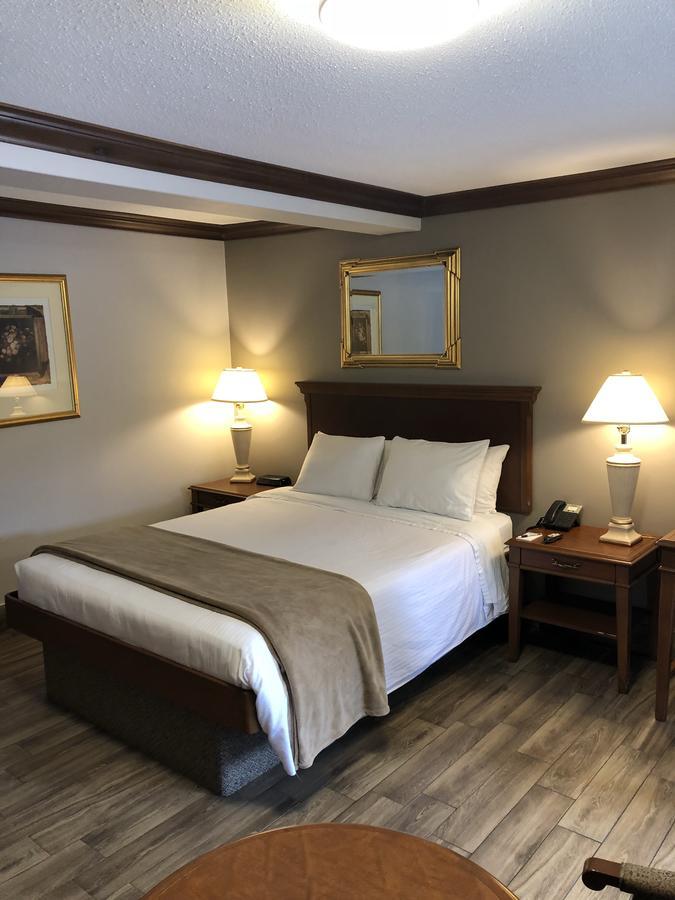 Talbot Trail Inn & Suites Лимингтон Экстерьер фото