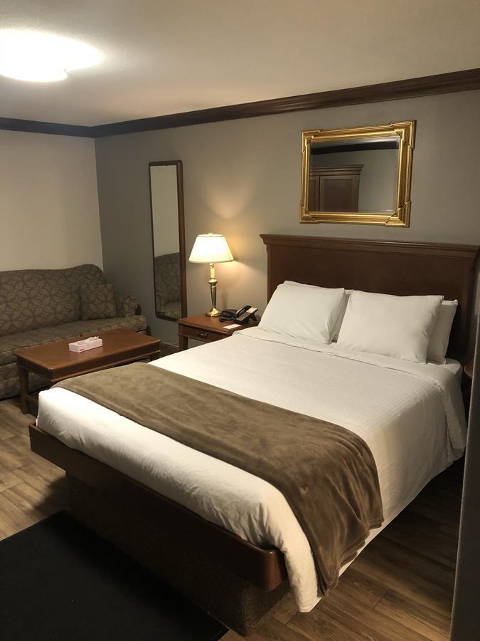 Talbot Trail Inn & Suites Лимингтон Экстерьер фото