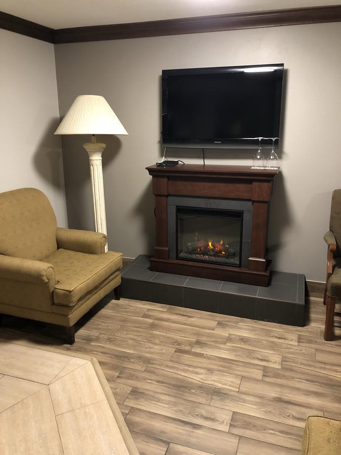 Talbot Trail Inn & Suites Лимингтон Экстерьер фото