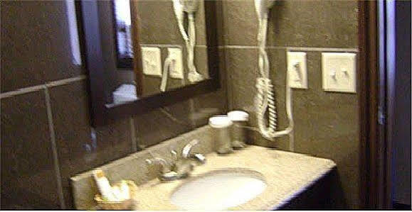 Talbot Trail Inn & Suites Лимингтон Экстерьер фото