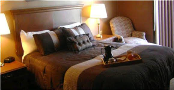 Talbot Trail Inn & Suites Лимингтон Экстерьер фото