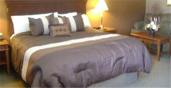 Talbot Trail Inn & Suites Лимингтон Экстерьер фото